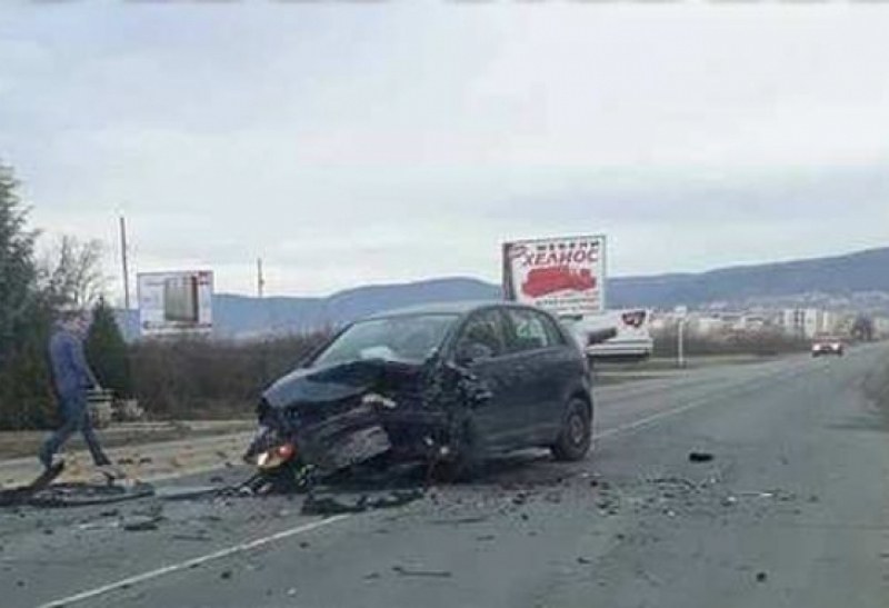 Автомобил е размазан до неузнаваемост след зверски сблъсък