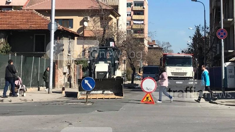 Хаос в Кючука! Ремонтът затрудни движението, много пловдивчани не знаели за него СНИМКИ