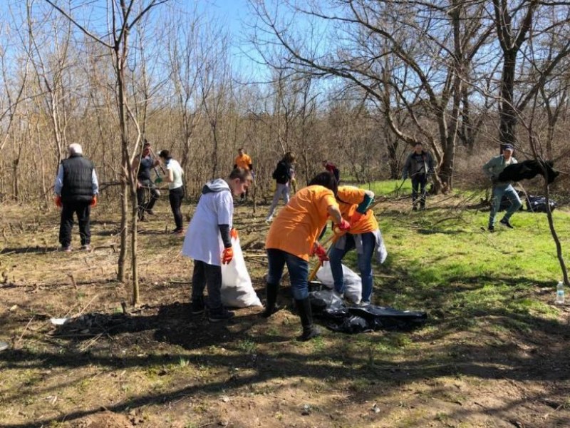 Украинка събра доброволци, чистят Ботаническата градина СНИМКИ