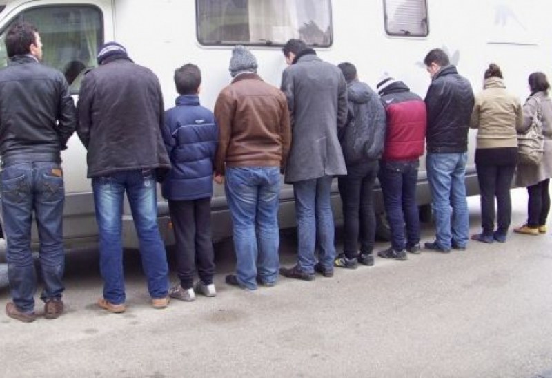 Задържаха четирима българи в Македония за трафик на мигранти