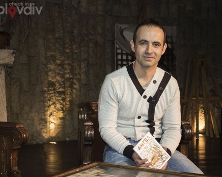 Ангел каца в Културен център Тракарт