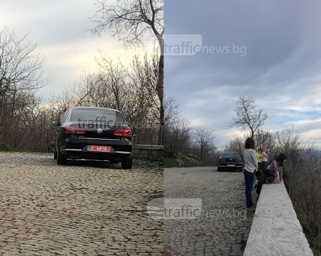 Дипломатическа кола се озова... на върха при Альоша СНИМКИ