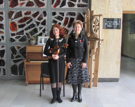 Две дами с музикален флашмоб в памет на проф. Христосков