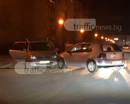 Две коли се помляха в Кючука! Стъкла хвърчат навсякъде СНИМКИ