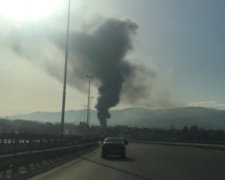 Голям пожар избухна в цех в столицата, четири пожарни гасят пламъците СНИМКИ
