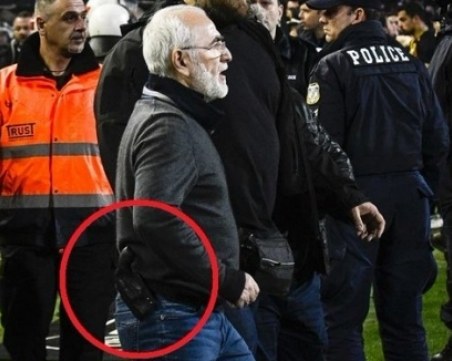 Грандиозен скандал! Шефът на ПАОК нахлу с пистолет на терена ВИДЕО