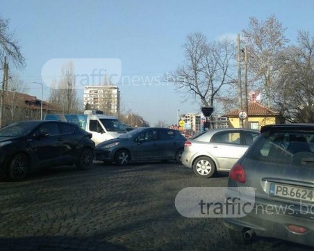 Хаос на прелеза на Пещерско шосе! Образува се огромна тапа СНИМКИ