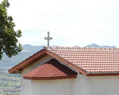 Младежи отидоха да запалят свещичка  в параклис, а се натъкнаха на... мъртва жена