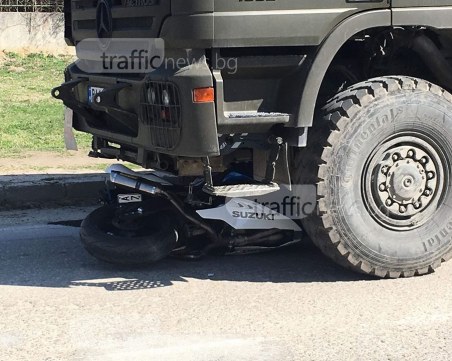 Моторист се вряза във военен камион, откараха го в болница СНИМКИ
