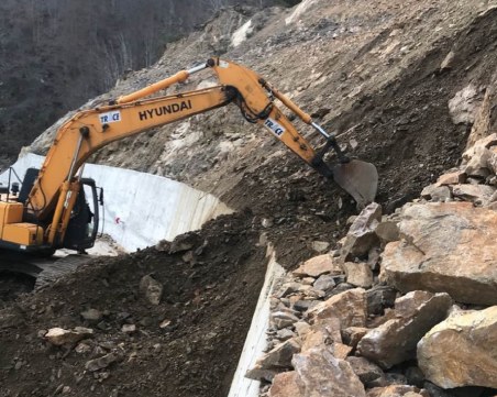 Пътят Смолян-Мадан все още е блокиран! Прекъснат е електропровод