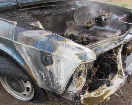 Пиян изпотроши москвича си, след това му драсна клечката