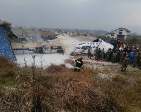 Самолет се разби край летището в Катманду СНИМКИ