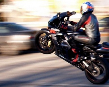 След гонка с полицията: Моторист падна от петметрова рампа