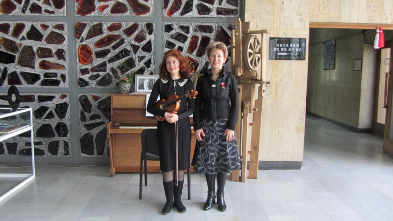 Две дами с музикален флашмоб в памет на проф. Христосков