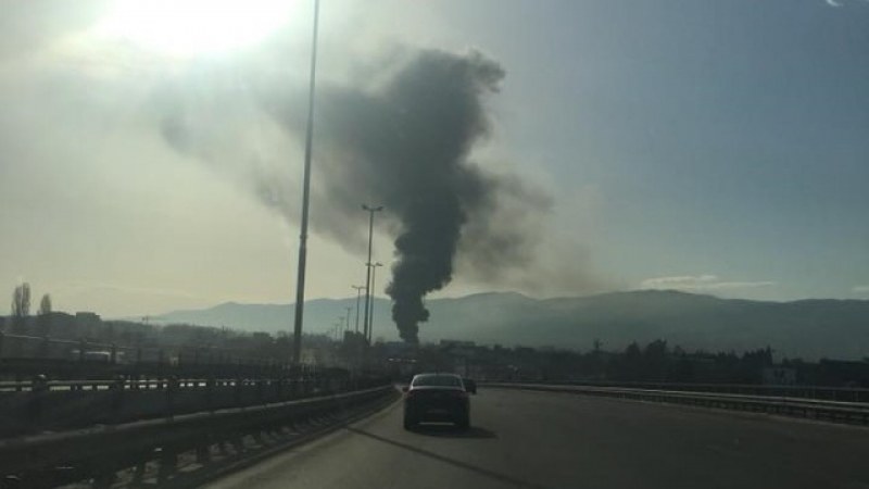Голям пожар избухна в цех в столицата, четири пожарни гасят пламъците СНИМКИ