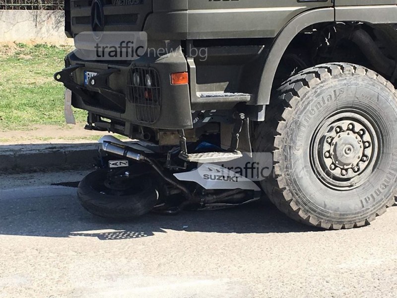 Моторист се вряза във военен камион, откараха го в болница СНИМКИ