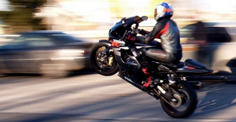 След гонка с полицията: Моторист падна от петметрова рампа