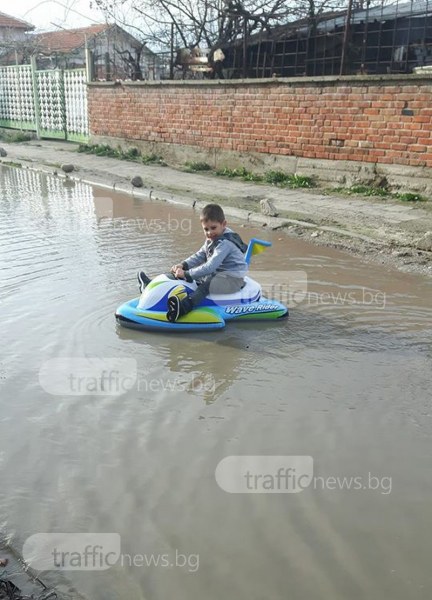 Улица в пловдивско село се превърна в море, деца извадиха надуваемите лодки СНИМКИ