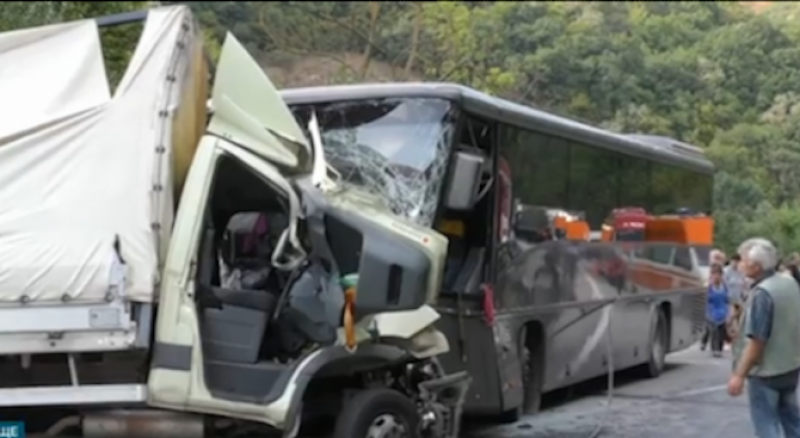 13 души загинаха при тежка катастрофа между пътнически автобус и камион