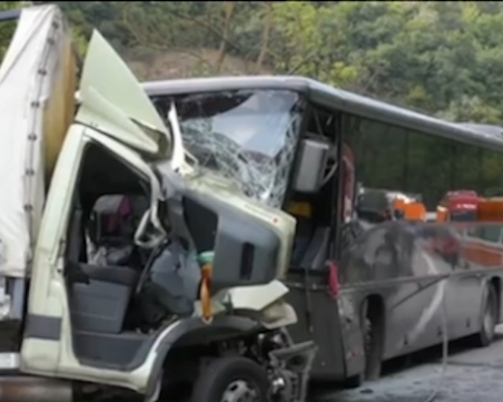 13 души загинаха при тежка катастрофа между пътнически автобус и камион