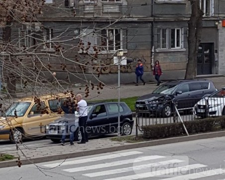 Джип връхлетя кола пред пешеходна пътека на “6 септември“! Момиче е ранено СНИМКИ