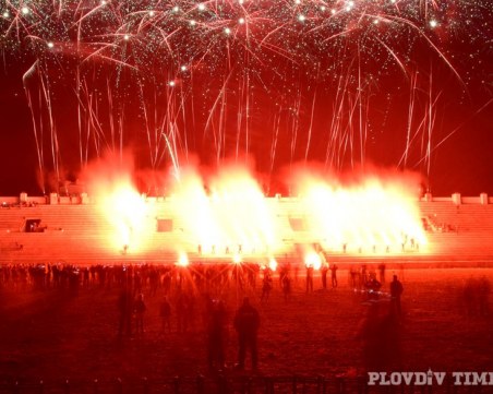 Огнено шоу ознаменува 106-годишнината на Ботев ВИДЕО И СНИМКИ