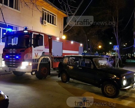 Пожарни в центъра на Пловдив! Дим се носи от покрива на кооперация СНИМКИ