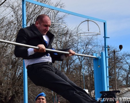 Президентът се врътна на лост в Пловдив СНИМКИ