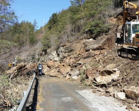 Стотици хора в Родопите остават блокирани! Пътят Смолян – Мадан все още е затворен