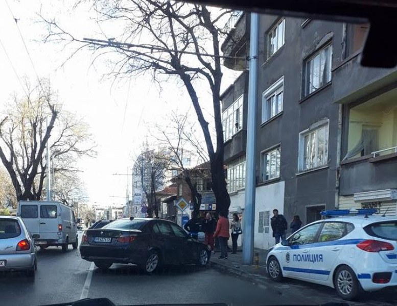 Катастрофа затапи движението в Кючука! Две коли и камион се удариха на Асеновградско СНИМКА