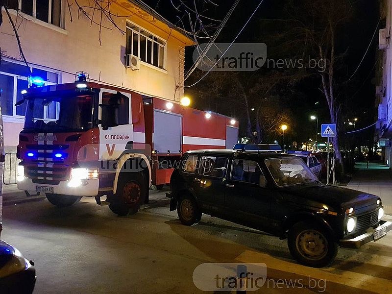 Пожарни в центъра на Пловдив! Дим се носи от покрива на кооперация СНИМКИ