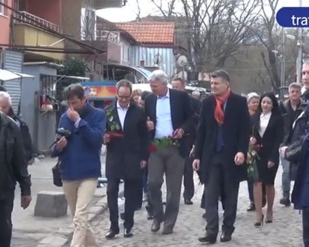 Делегати в Пловдив: Защо не ходят децата на училище? Ромите: Ми... така ВИДЕО