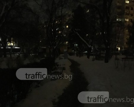 Лампи на ул. “Варшава“ йок! Вече месец от кметството “предават“ сигнала на “колегите“