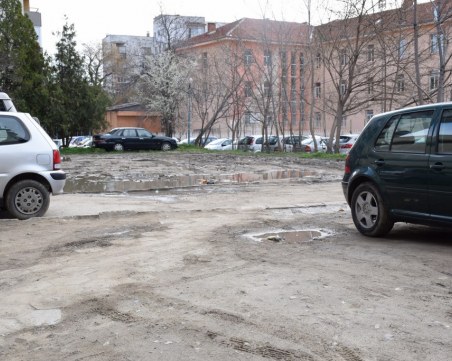 Изграждат два нови паркинга в центъра на Пловдив! Ще побират над 60 коли СНИМКИ