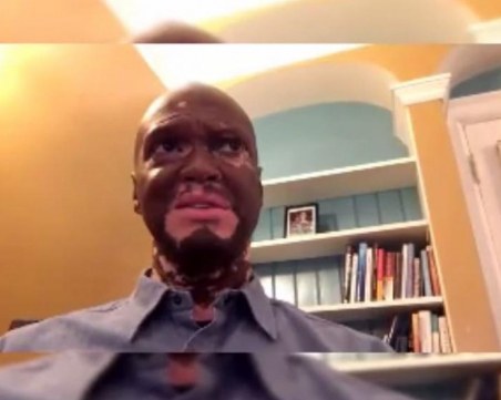 Мъж боядисва кожата си, за да запази работата си ВИДЕО