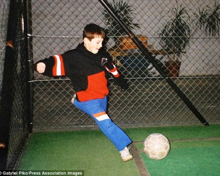 Меси подписал първия си договор с Барса на салфетка СНИМКИ