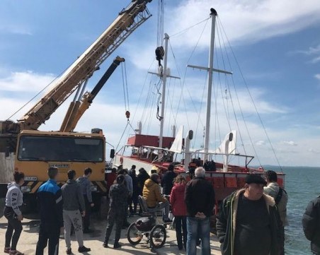 Потънал кораб извадиха от водите на Черно Море