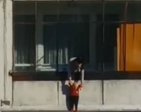 Провесилата бебе от осмия етаж се оказа... 12-годишна братовчедка ВИДЕО