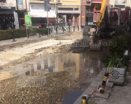 Скъсаха водопровод на “Отец Паисий“! Вода плъзна навсякъде СНИМКИ
