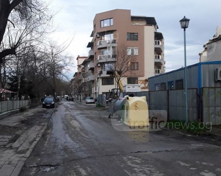 Строеж превърна улица в Кючука в блато, деца и родители едвам стигат до забавачките СНИМКИ