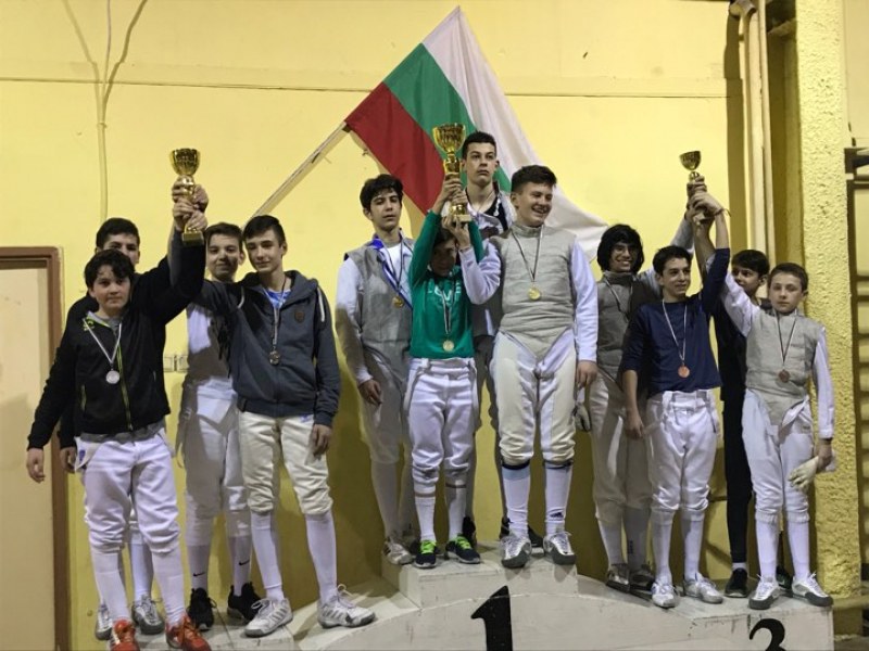 Младите фехтовачи на Тракия с 6 златни медала от държавното СНИМКИ