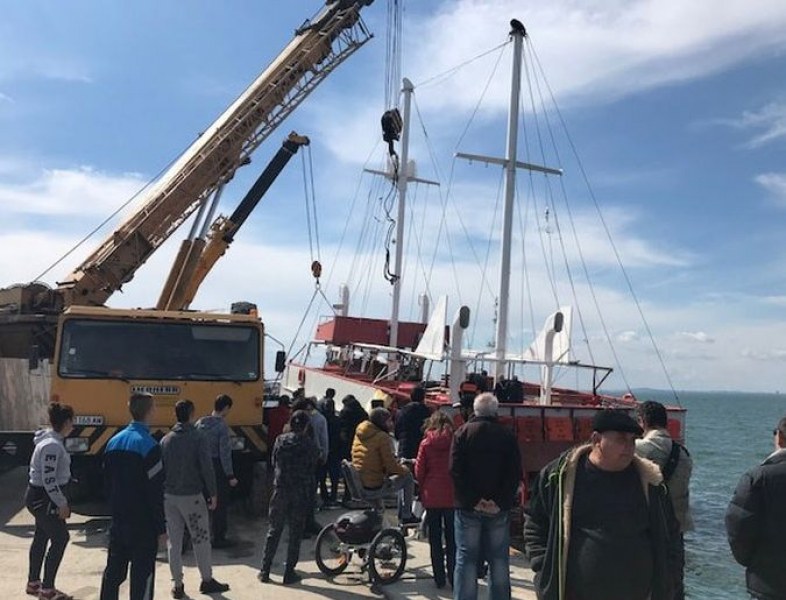 Потънал кораб извадиха от водите на Черно Море