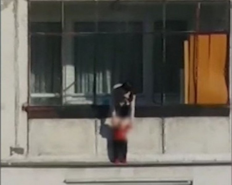 Шокиращи кадри: Столичанка провеси бебето си от 8-мия етаж СНИМКИ