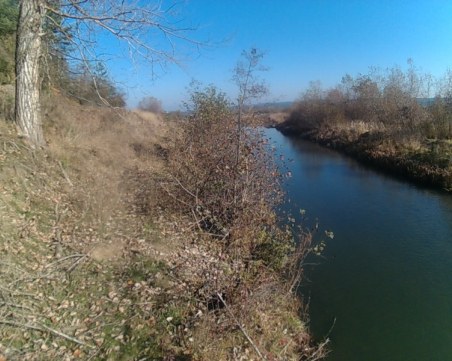 83-годишен мъж падна в река, издирват го