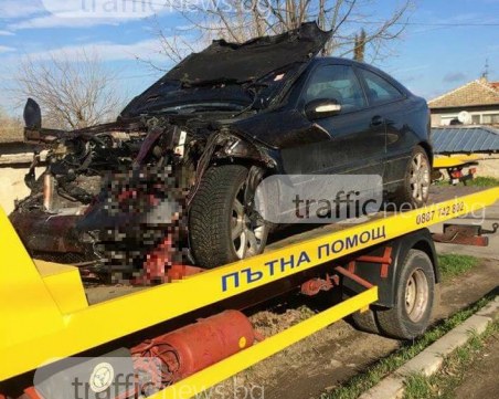 Автомобилът на музиканта, ударил прасета на Тракия, е напълно смачкан СНИМКИ