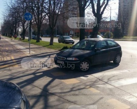 Безочлив шофьор се настани на пешеходна пътека и завой! Полицията си прави пас