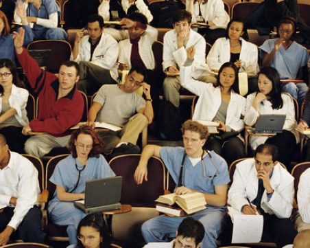 Чуждестранни студенти завличат държавата с кредити за висше