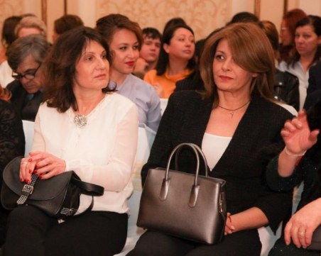 Десислава Радева избра стилен тоалет за церемонията “Златната игла“