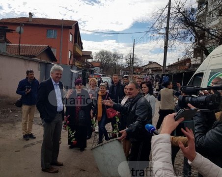 Глобиха рома, дръзнал да си хвърли боклука в краката на посланиците в Столипиново СНИМКИ