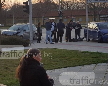 Катастрофа пред кметството на ЖР Тракия! Два автомобила се смачкаха СНИМКИ